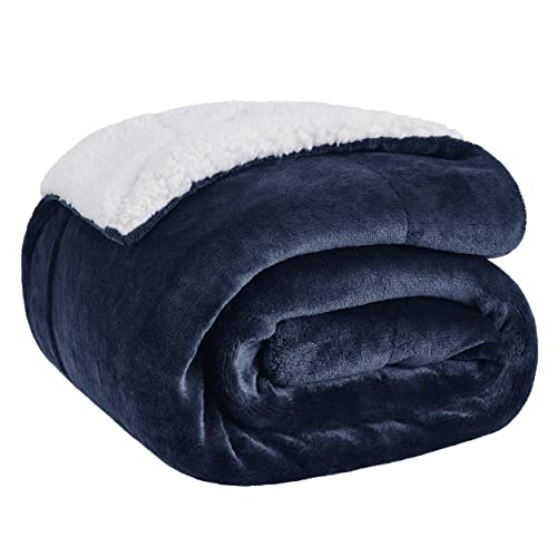 BEDSURE Decke Sofa Kuscheldecke Marine Blau - warm Sherpa Sofaüberwurf Decke, Dicke Sofadecke Couchdecke, 150x200 cm XL Flauschige Wohndecke für Couch