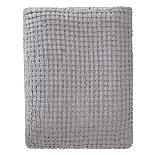 URBANARA 275x265 cm Tagesdecke/Plaid Veiros Hellgrau — 100% Reine Baumwolle — ideal als Bettüberwurf oder Kuscheldecke mit Strukturiertem Waffelmuster — geeignet für Einzel- und Doppelbett