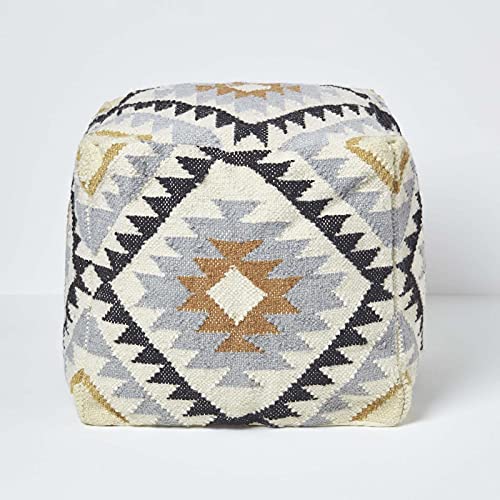 Homescapes Pouf im Boho-Look, schwarz und Gold gemusterter Kelim-Fußhocker Agra, buntes Bodenkissen fürs Wohnzimmer oder Schlafzimmer aus Wolle und Baumwolle im Retro-Stil, 43 x 43 x 43 cm