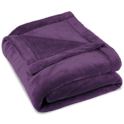 CelinaTex Flauschige Kuscheldecke XXL 220 x 240 cm lila Decke Sofa warm Wohndecke weich Mikrofaser Fleece Oeko-TEX Montreal